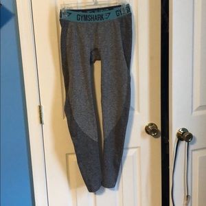 Gym shark leggings